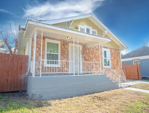 Exterior detail - Wonderful 3 BR 2 BA Near Downtown (San Antonio)