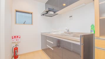 Refrigerador, microondas, parrilla de estufa y utensilios de cocina