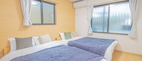 2 slaapkamers, een bureau, een strijkplank/strijkijzer, gratis wifi