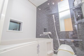 Kostenlose Toilettenartikel, Haartrockner, Handtücher
