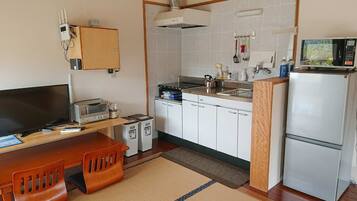 Kühlschrank, Mikrowelle, Herdplatte, Kochgeschirr/Geschirr/Besteck