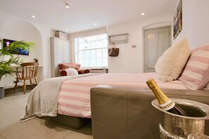 Skrivebord, strykejern/-brett, wi-fi (inkludert) og sengetøy