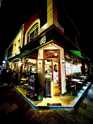 A restaurant with outdoor seating, a chalkboard menu, and a sign indicating it's open for dinner. - RARE SUMMER OUTSIDE SPACE SW1! WALK TO BUCK PALACE, RIVER, METROS, CAFES & PUBS! (London)