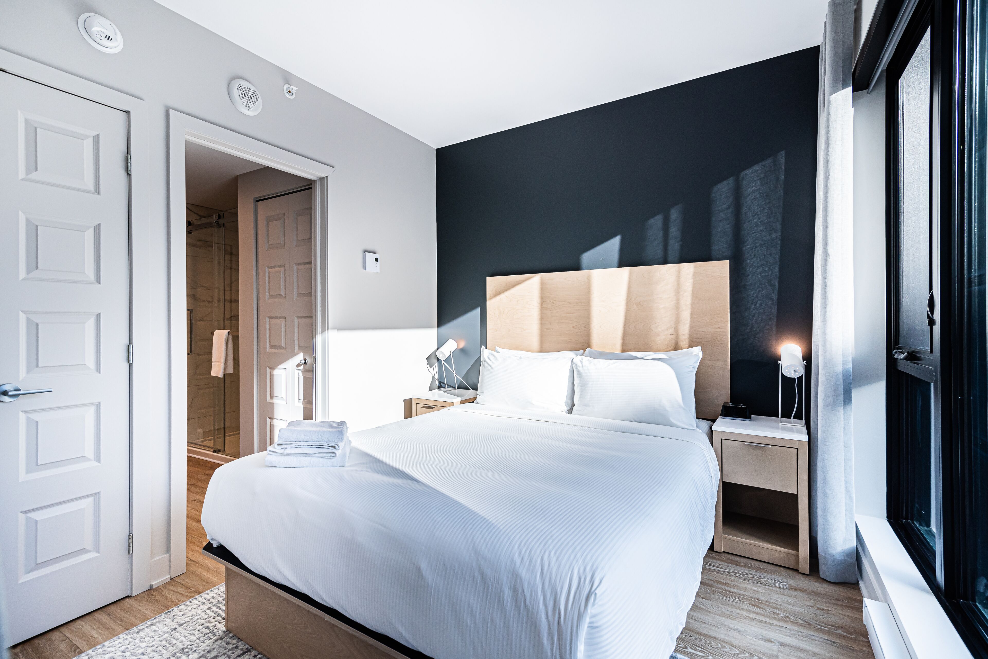 Dihias secara berasingan, dilengkapkan perabot secara berasingan 