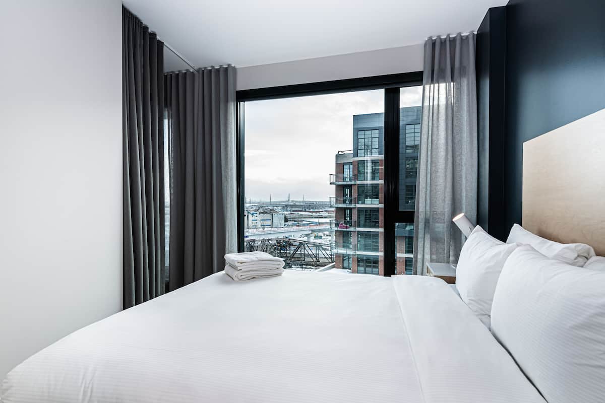 2 Schlafzimmer, individuell dekoriert, individuell eingerichtet