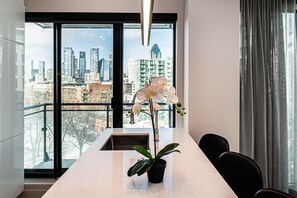 Réfrigérateur grande capacité avec congélateur, four à micro-ondes