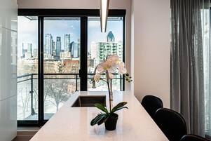 大冰箱、微波炉、烤箱、炉灶