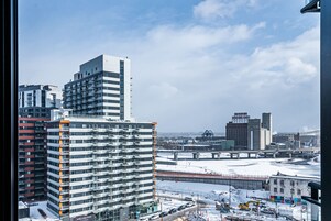 Un immeuble de grande hauteur doté de nombreux balcons et présentant un design architectural moderne.