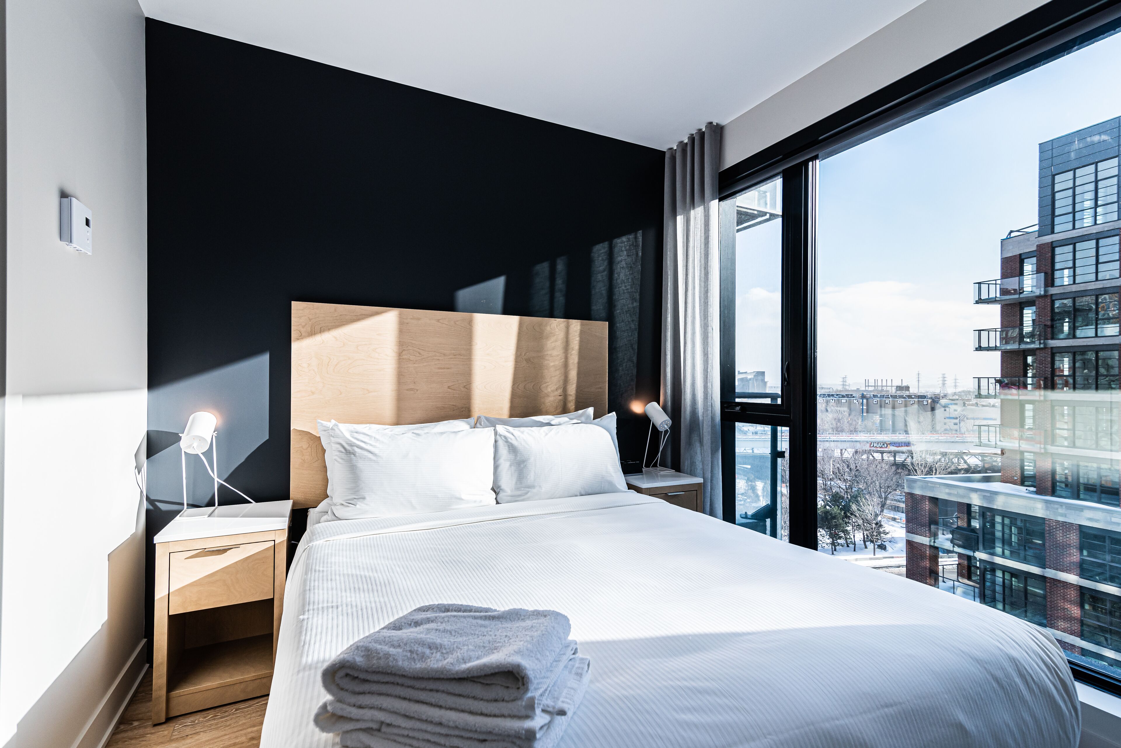 Decoración personalizada, muebles diferentes y cortinas blackout 