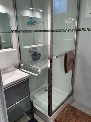 Dusche, Haartrockner, Handtücher, Toilettenpapier