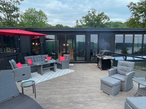 Outdoor dining - Modern 4 bd, 3 bath Cottage on Boshkung Lake, Haliburton (Algonquin Highlands)
