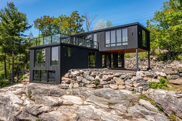 Exterior - Modern 4 bd, 3 bath Cottage on Boshkung Lake, Haliburton (Algonquin Highlands)