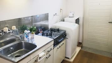 Refrigerador, microondas, utensilios de cocina