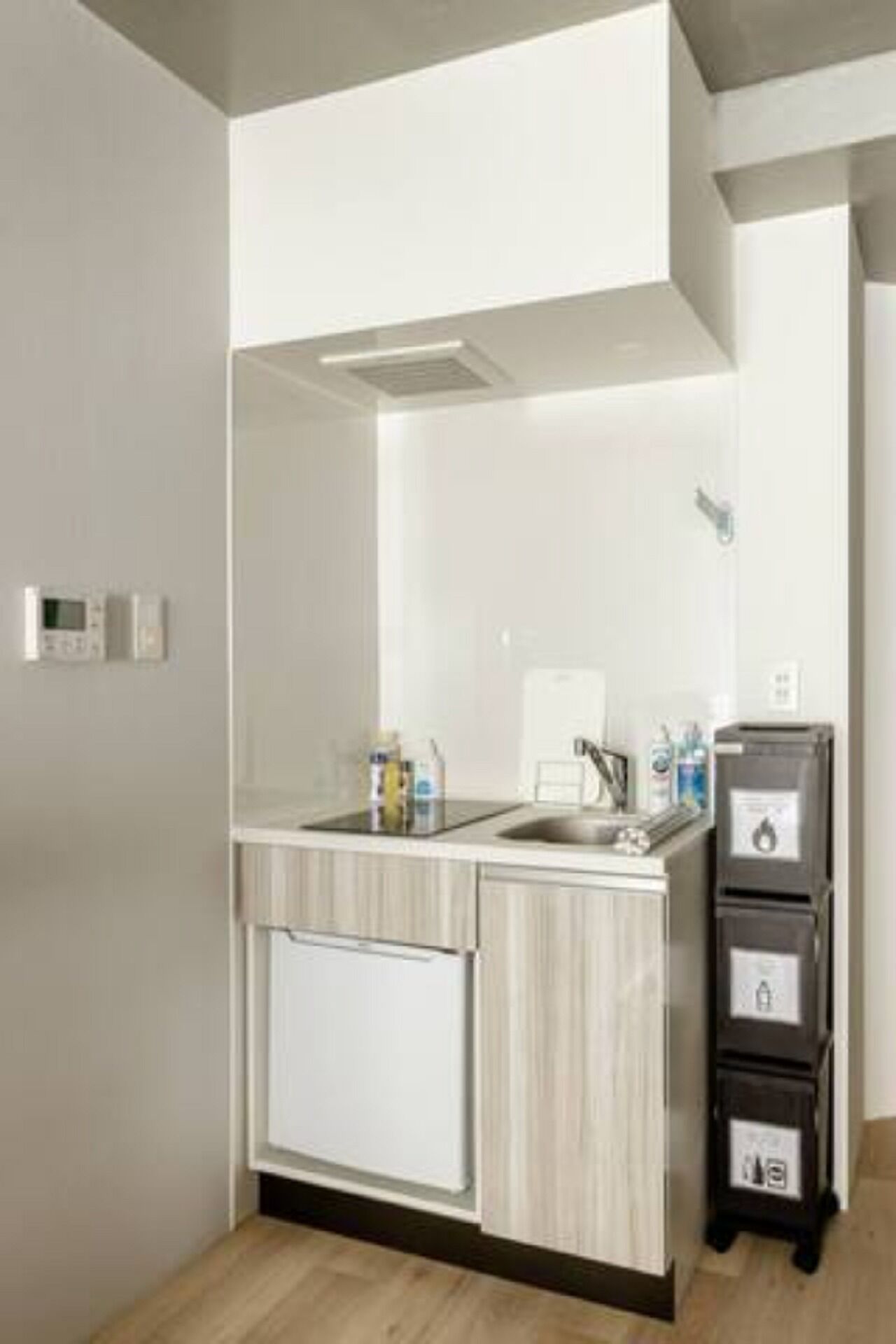 Kjøleskap, mikrobølgeovn og kjøkkenutstyr