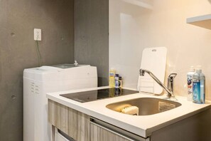 Kühlschrank, Mikrowelle, Kochgeschirr/Geschirr/Besteck