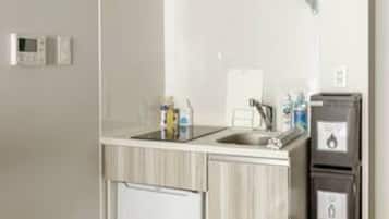 Frigorifero, microonde, pentole/stoviglie/utensili