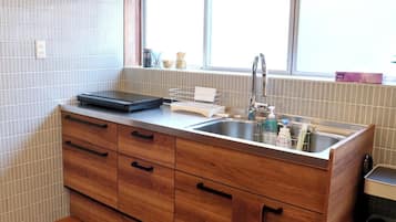 Fridge, microwave, stovetop, cookware/dishes/utensils