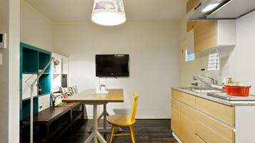 Fridge, microwave, stovetop, cookware/dishes/utensils