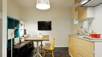 Fridge, microwave, stovetop, cookware/dishes/utensils