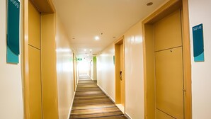 A hotel hallway with doors numbered 5009 and 5010, leading to rooms. - City Comfort Inn (Hezhou)