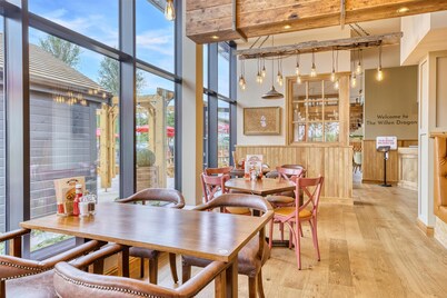 Premier Inn Milton Keynes - Willen Lake