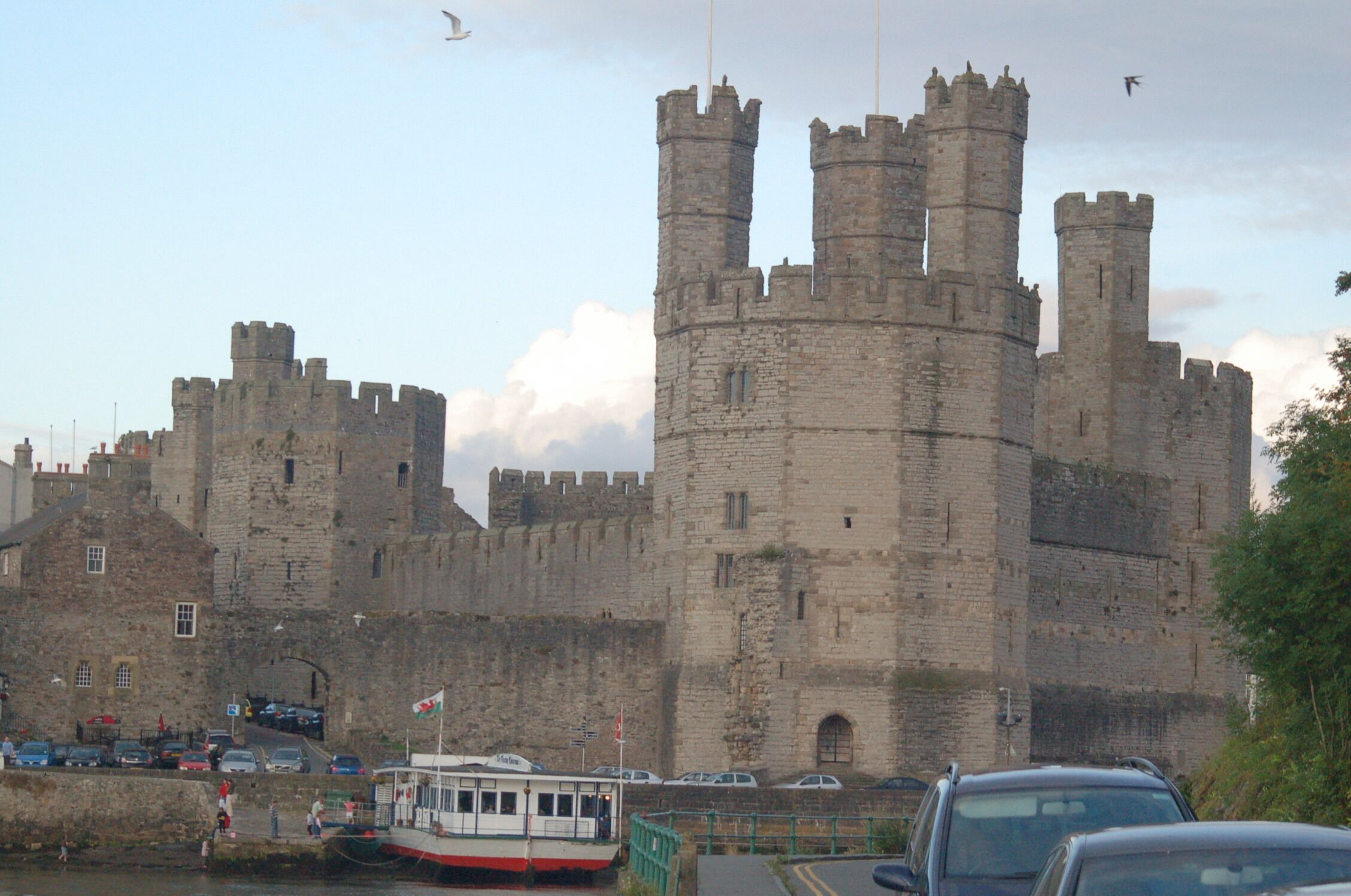Eine historische Burg mit mehreren Türmen und einem Burggraben.
