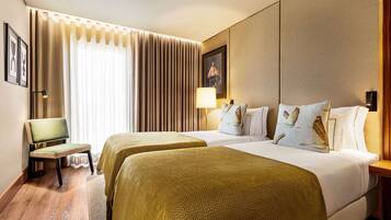 Habitación estándar, 2 camas individuales, no fumadores | Minibar, caja fuerte, espacio para trabajar con un portátil