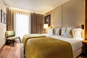 Standard Room, 2 Single Beds, Non Smoking | Minibar, in-room safe, laptop workspace, iron/ironing board