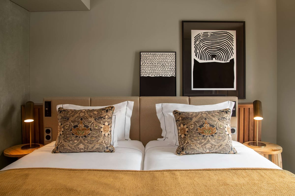 suite, 2 single beds, non smoking | minibar, in-room safe, laptop workspace, iron/ironing board