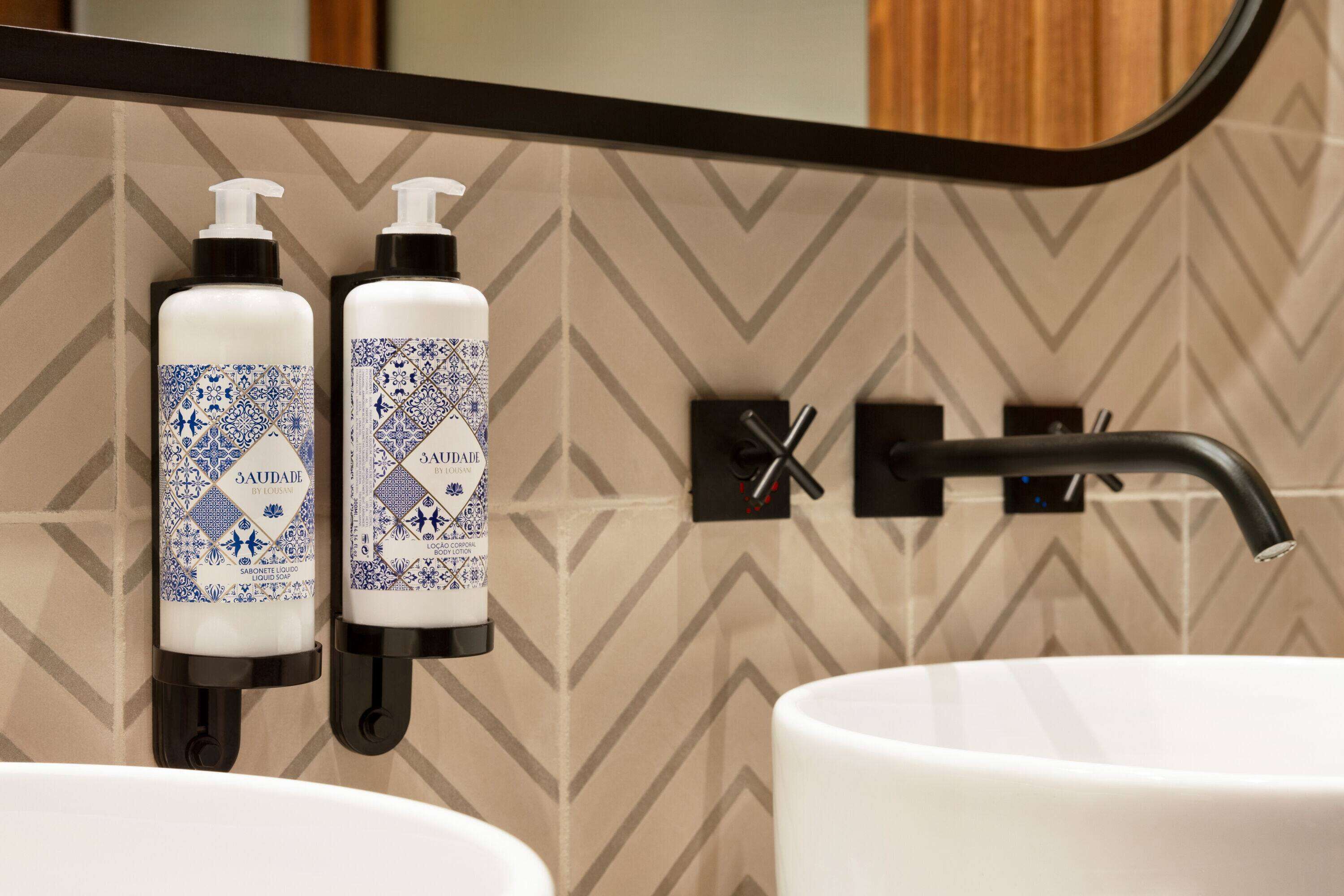 suite, 2 single beds, non smoking | bathroom | shower, towels, soap, shampoo