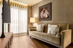 Minibar, in-room safe, laptop workspace, iron/ironing board