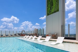 Piscine extérieure, parasols de plage, chaises longues