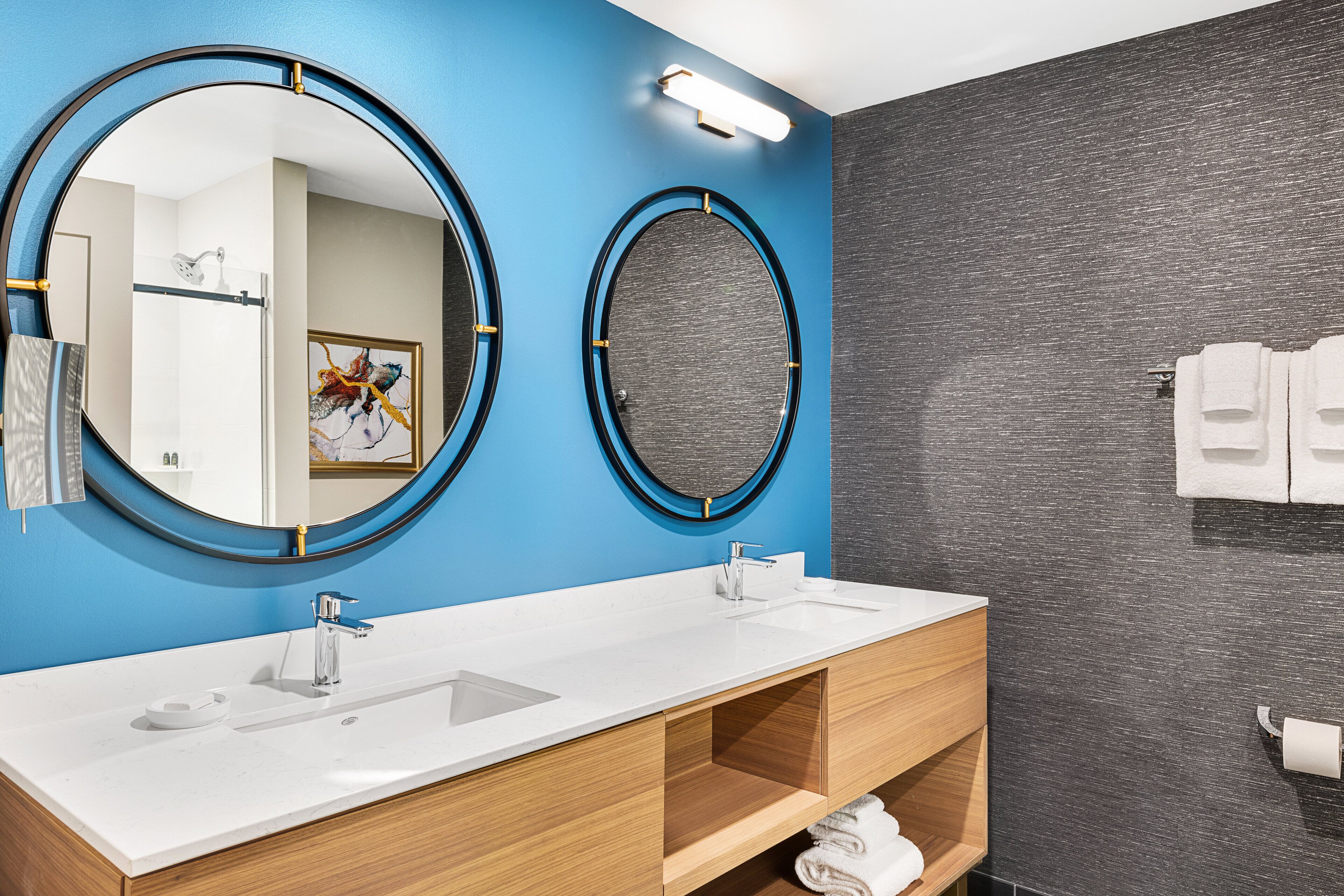 deluxe suite, 2 bedrooms, non smoking, kitchen | bathroom | hair dryer, towels