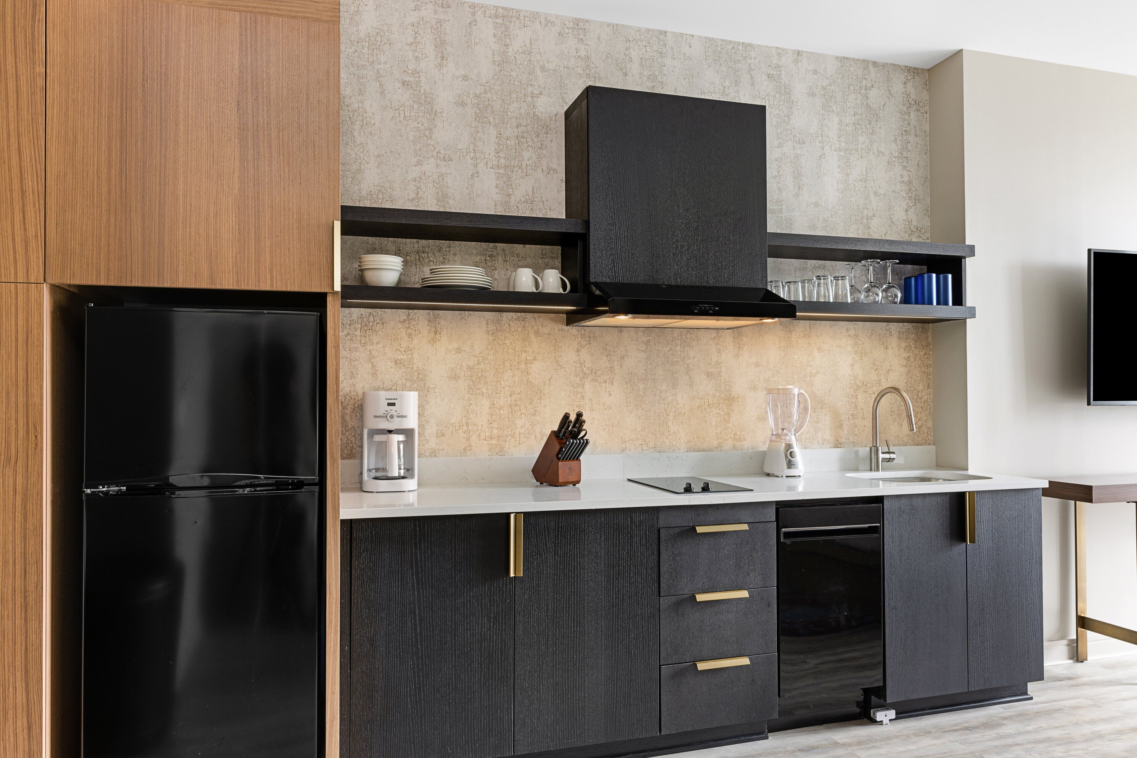 deluxe studio suite, non smoking, kitchenette | private kitchenette | fridge, microwave, stovetop, dishwasher