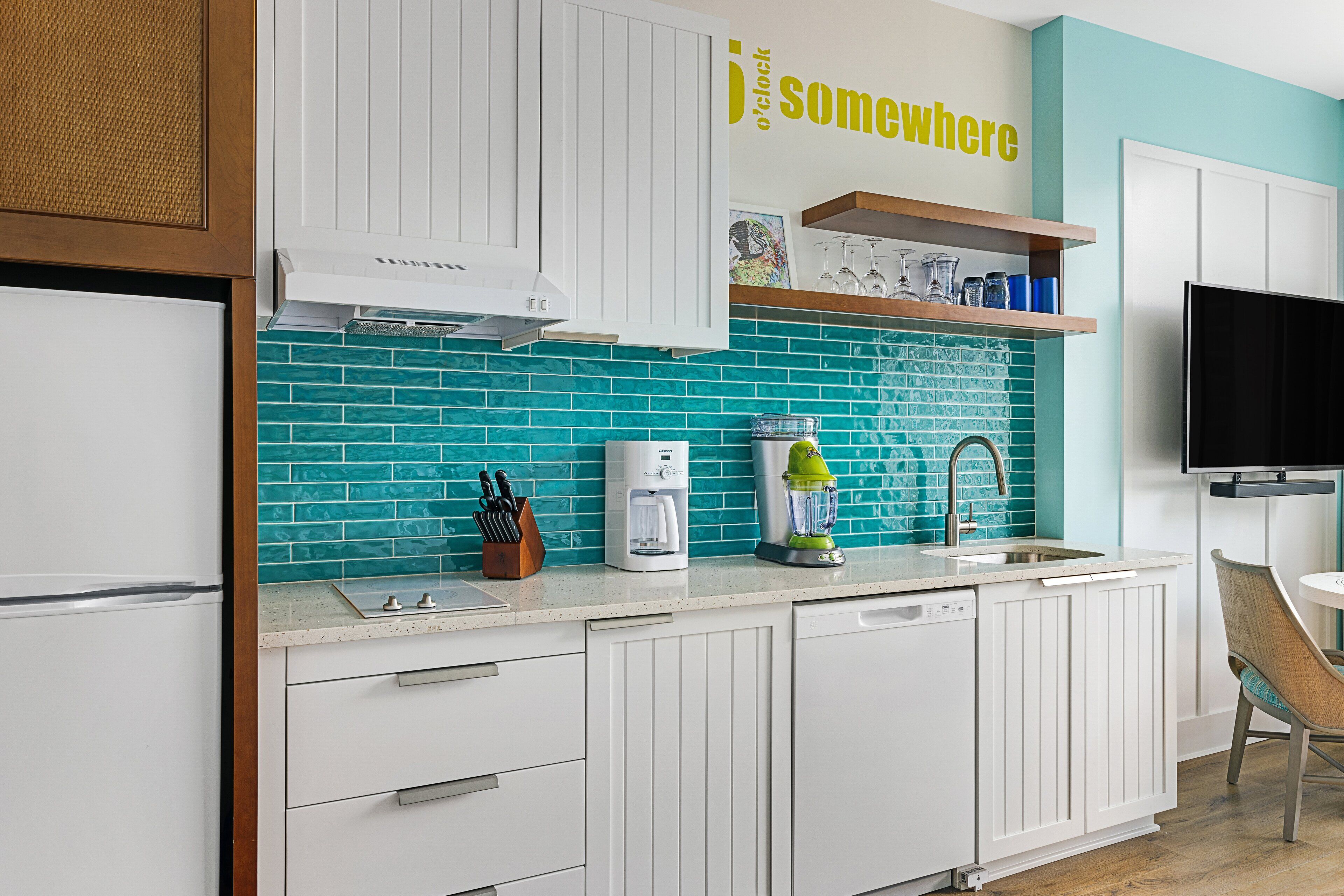 deluxe studio suite, non smoking, kitchenette | private kitchenette | fridge, microwave, stovetop, dishwasher