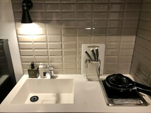 Kühlschrank, Mikrowelle, Herdplatte, Kochgeschirr/Geschirr/Besteck