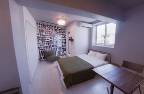 1 室のベッドルーム、デスク、WiFi (無料)、ベッドシーツ