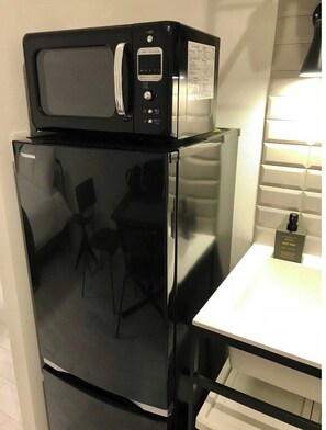 Fridge, microwave, stovetop, cookware/dishes/utensils