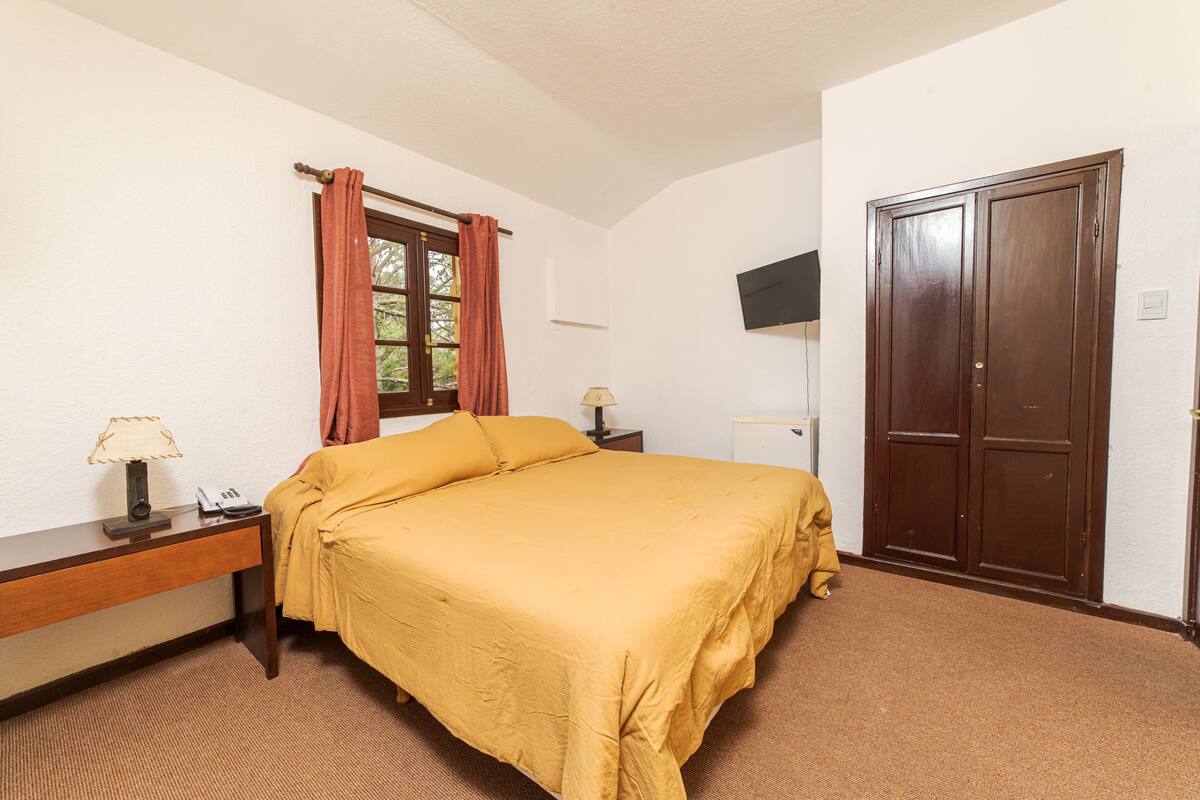 Standard-Doppelzimmer | Zimmersafe, kostenloses WLAN, Bettwäsche