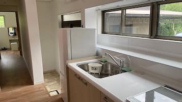 冰箱、微波炉、炉灶、厨具/餐具