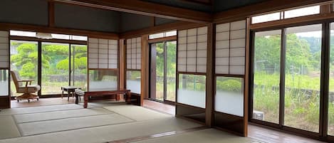 8 tatami mats facing southeast, 8 tatami mats, a wide view from the Japanese-style room