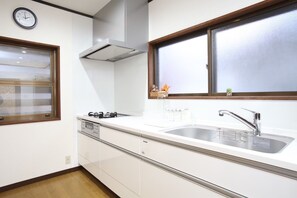 冰箱、微波炉、炉灶、厨具/餐具