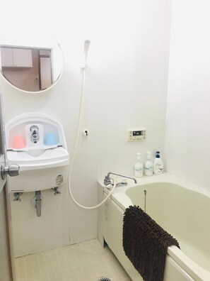 Secador de cabelo, toalhas de banho