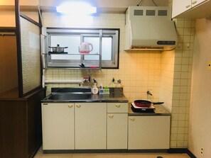 Geladeira, micro-ondas, talheres/pratos/utensílios de cozinha