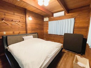 3 室のベッドルーム、デスク、WiFi (無料)、ベッドシーツ