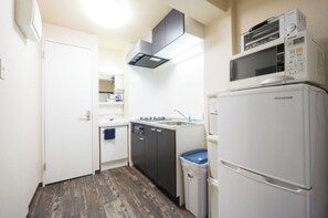 Fridge, microwave, stovetop, cookware/dishes/utensils
