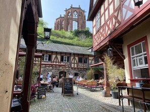 Outdoor dining - Apartment in a romantic half-timbered house on the Middle Rhine (Manubach)