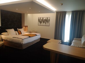 Suite, uitzicht op het water | 1 slaapkamer, luxe beddengoed, een minibar, een kluis op de kamer