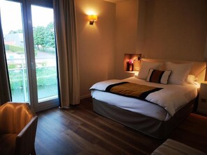 Suite Junior, pemandangan kanal | 1 kamar tidur, seprai premium, minibar, dan brankas