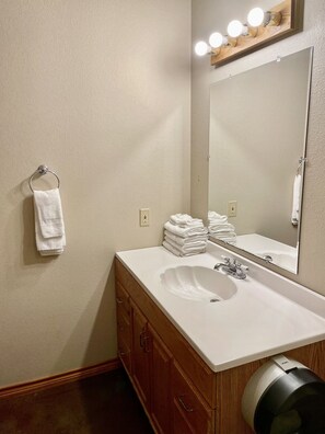 Kombinert dusj/badekar, håndklær, såpe og toalettpapir